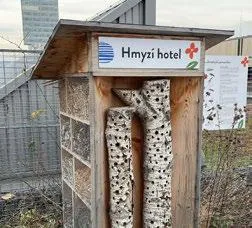 Examples of an insect hotel and bird houses on the green roof of NIVY.